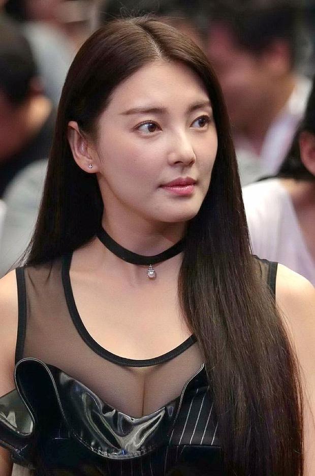 “Bản sao Song Hye Kyo” lại khoe khéo vòng 1 khi đi dự sự kiện - 1