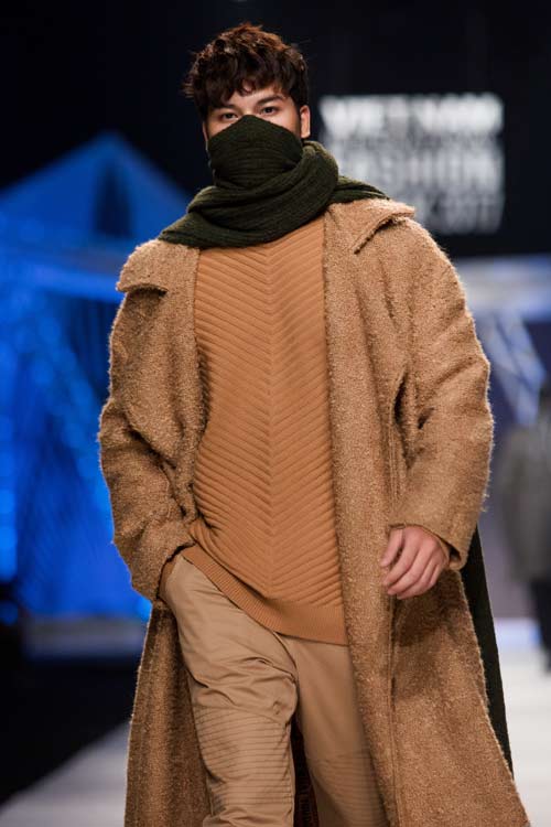 "Mẫu nhí" sành điệu áp đảo "mẫu lớn" trên sàn diễn đường phố thập niên 90 - 9