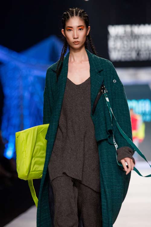 "Mẫu nhí" sành điệu áp đảo "mẫu lớn" trên sàn diễn đường phố thập niên 90 - 10