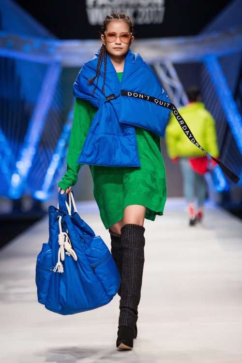 "Mẫu nhí" sành điệu áp đảo "mẫu lớn" trên sàn diễn đường phố thập niên 90 - 11