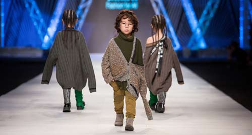 "Mẫu nhí" sành điệu áp đảo "mẫu lớn" trên sàn diễn đường phố thập niên 90 - 2