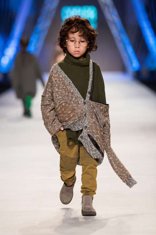 "Mẫu nhí" sành điệu áp đảo "mẫu lớn" trên sàn diễn đường phố thập niên 90 - 3