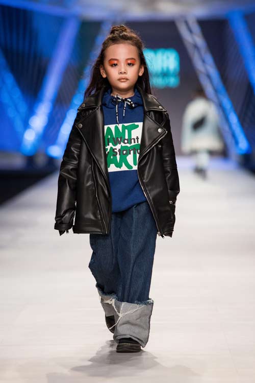 "Mẫu nhí" sành điệu áp đảo "mẫu lớn" trên sàn diễn đường phố thập niên 90 - 5