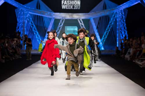 "Mẫu nhí" sành điệu áp đảo "mẫu lớn" trên sàn diễn đường phố thập niên 90 - 6