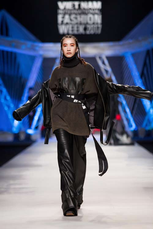 "Mẫu nhí" sành điệu áp đảo "mẫu lớn" trên sàn diễn đường phố thập niên 90 - 2