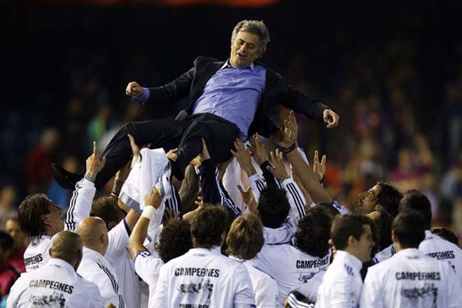 MU loạn trước đại chiến Chelsea: Mourinho bị fan &#34;khiêu chiến&#34;, lo hầu tòa - 2