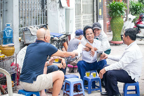 Xúc động khoảnh khắc Chế Linh ngồi trà đá vỉa hè, người bán hàng rong nhận ra và ôm chặt - 5