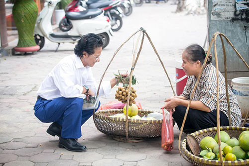 Xúc động khoảnh khắc Chế Linh ngồi trà đá vỉa hè, người bán hàng rong nhận ra và ôm chặt - 9