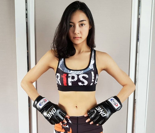 28 tuổi mới bước chân vào nghiệp võ thuật, song cô gái Thái Lan vẫn được mệnh danh là "sát thủ" với 2 thắng lợi đầu tay.
