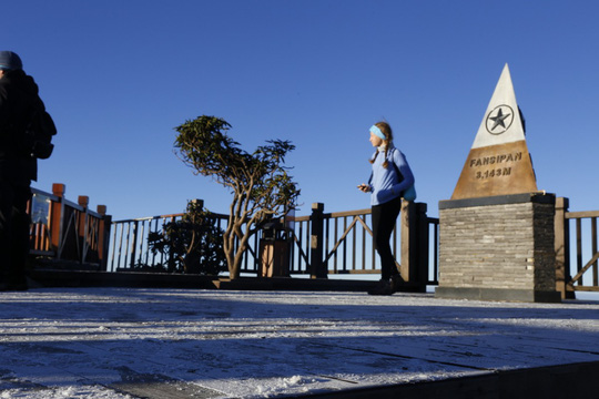 "Đốn tim" vẻ đẹp lung linh của băng giá trên đỉnh Fansipan - 3