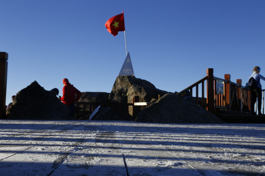 "Đốn tim" vẻ đẹp lung linh của băng giá trên đỉnh Fansipan - 4