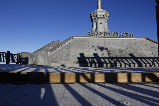 "Đốn tim" vẻ đẹp lung linh của băng giá trên đỉnh Fansipan - 9