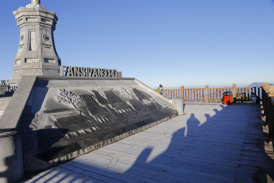 "Đốn tim" vẻ đẹp lung linh của băng giá trên đỉnh Fansipan - 10