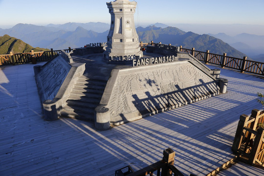 "Đốn tim" vẻ đẹp lung linh của băng giá trên đỉnh Fansipan - 12