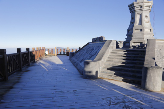 "Đốn tim" vẻ đẹp lung linh của băng giá trên đỉnh Fansipan - 13