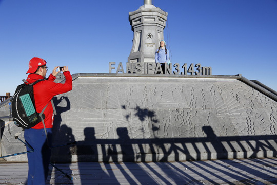 "Đốn tim" vẻ đẹp lung linh của băng giá trên đỉnh Fansipan - 17