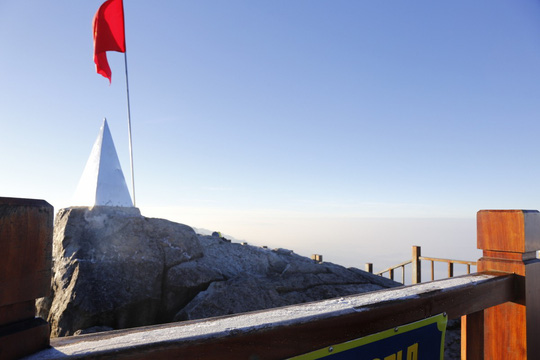 "Đốn tim" vẻ đẹp lung linh của băng giá trên đỉnh Fansipan - 23