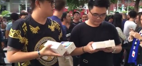 NÓNG: Người Việt mua loạt iPhone X ở Singapore về nước ngay chiều nay - 1