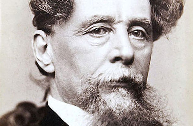 1. Charles Dickens là 1 tiểu thuyết gia vĩ đại trong lịch sử. Tuy nhiên, ông cũng nổi tiếng là người sở hữu rất nhiều thói quen kỳ quặc. Nhiều nhân viên của Dickens đã kể lại rằng, ông là người không thể chịu đựng nổi mái tóc kém gọn gàng và bị ám ảnh vì điều đó. Ông luôn giữ 1 chiếc lược bên mình và chải đầu hàng trăm lần mỗi ngày. Ngoài ra, ông luôn đi đi lại lại trong lúc sáng tác và đọc cho người trợ lý của mình ghi chép lại, đồng thời liên tục thay đổi câu chữ, tình tiết câu chuyện.