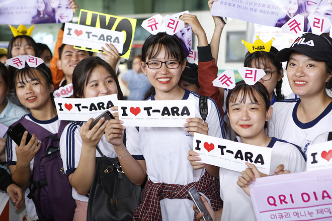 Fan Việt hoá trang, giăng băng rôn cầu hôn T-ara tại sân bay - 1
