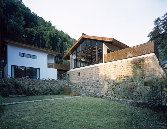 Biệt thự này được gọi là “Ngôi nhà một nửa”, tọa lạc trên một sườn núi ở tỉnh Chiết Giang, Trung Quốc.