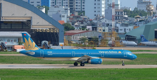 Hạ cánh khẩn cấp, Vietnam Airlines cứu mạng 2 hành khách - 1