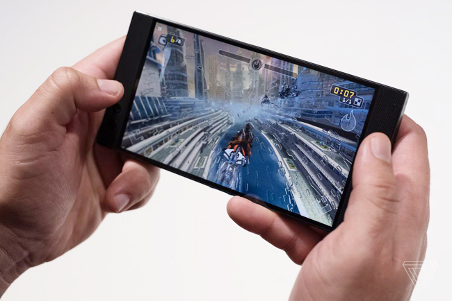 Razer Phone vẫn giữ thiết kế kiểu cổ điển hình chữ nhật với phần viền màn hình lớn, khá giống với ngoại hình của Sony Xperia hay Nextbit Robin của năm ngoái.