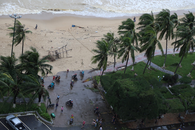 Nha Trang: Người dân kéo nhau ra biển chụp ảnh “tự sướng” sau bão - 1