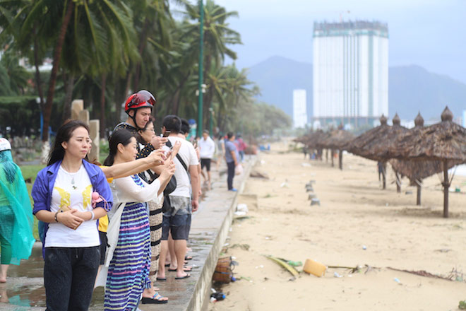 Nha Trang: Người dân kéo nhau ra biển chụp ảnh “tự sướng” sau bão - 6