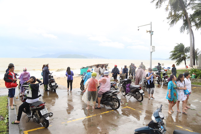 Nha Trang: Người dân kéo nhau ra biển chụp ảnh “tự sướng” sau bão - 2