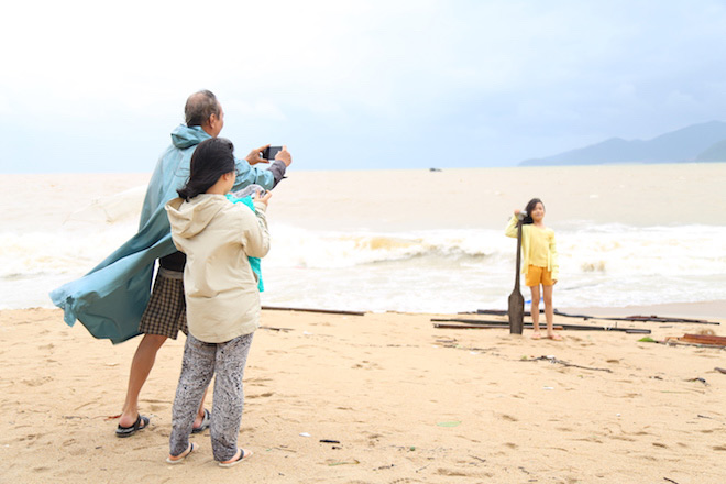 Nha Trang: Người dân kéo nhau ra biển chụp ảnh “tự sướng” sau bão - 3