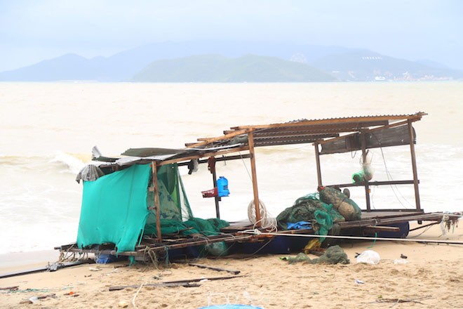 Nha Trang: Người dân kéo nhau ra biển chụp ảnh “tự sướng” sau bão - 12