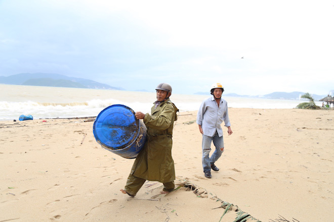 Nha Trang: Người dân kéo nhau ra biển chụp ảnh “tự sướng” sau bão - 7