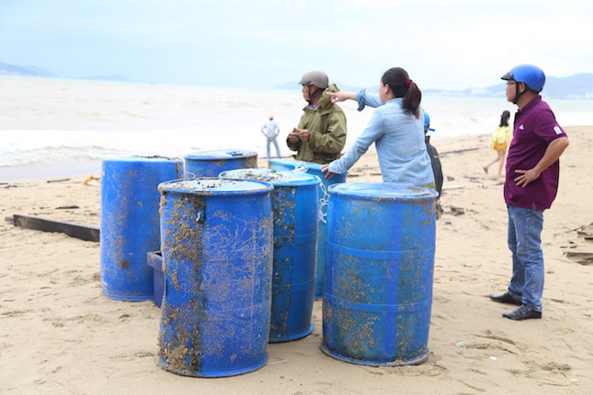 Nha Trang: Người dân kéo nhau ra biển chụp ảnh “tự sướng” sau bão - 8