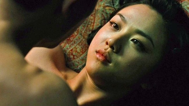 Một trong những bộ phim có cảnh nóng nổi tiếng nhất của Lương Triều Vỹ không thể không kể tới Sắc, giới. Trong phim này, tài tử Hong Kong sánh vai cùng người đẹp đại lục Thang Duy.