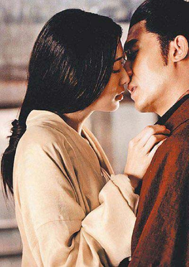 Lâm Chí Linh từng vào vai vợ của Lương Triều Vỹ trong bộ phim Đại chiến Xích Bích và có cảnh nóng với tài tử này.