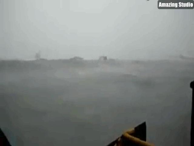 Clip: Bão ập đến ”nuốt” tàu ở Bình Định, nhiều người nhảy xuống biển