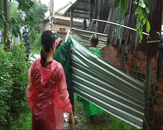 Kinh hoàng lốc xoáy cuốn phăng 40 mái nhà ở Quảng Ngãi - 1