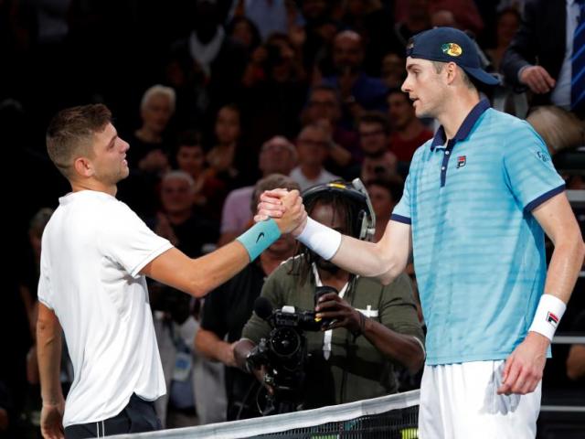 Video, kết quả tennis Krajinovic – Isner: Viết cổ tích nhờ loạt “đấu súng” (Bán kết Paris Masters)