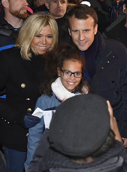 Tổng thống Pháp tình tứ nắm tay vợ hơn 25 tuổi dạo phố - 2