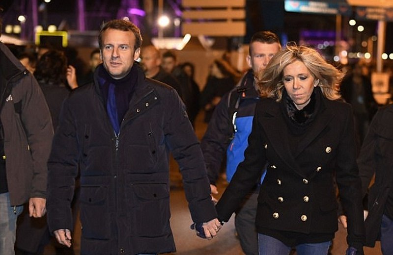 Tổng thống Pháp tình tứ nắm tay vợ hơn 25 tuổi dạo phố - 1