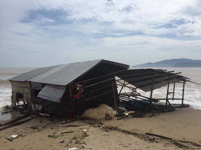 Sau bão càn quét, bãi biển Nha Trang thành “núi rác” - 7