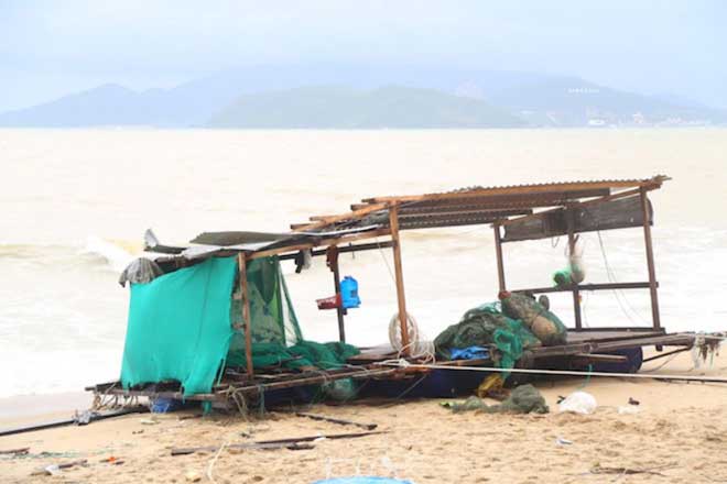 Sau bão càn quét, bãi biển Nha Trang thành “núi rác” - 8