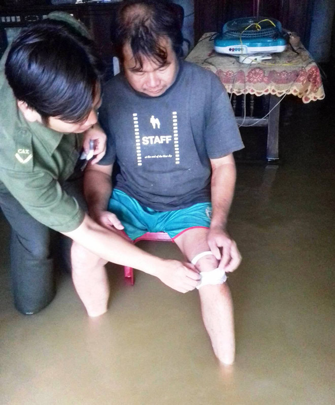 Thót tim chứng kiến người nông dân Huế liều mình cứu lồng cá trong lũ dữ - 1