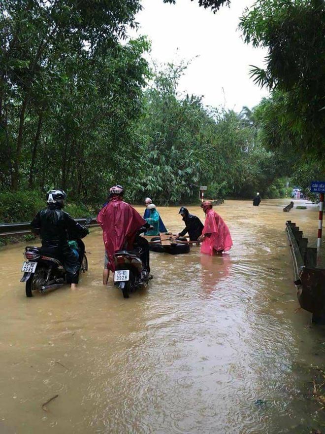 Lở núi nghiêm trọng ở Huế, hơn 20 người mắc kẹt đang chờ ứng cứu - 2