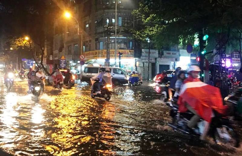 Bão không vào, trung tâm Sài Gòn bất ngờ bị ngập - 1