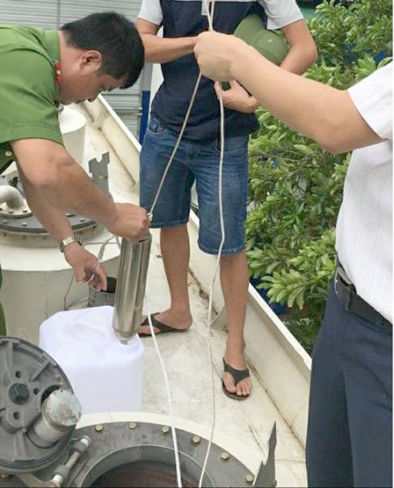 Nhiều ngành quản, sao vẫn để lọt 2 triệu lít xăng bẩn? - 2