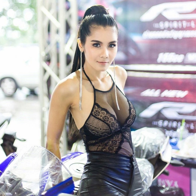 Người đẹp 32 tuổi nhận được nhiều lời mời làm người mẫu xe hơi, mô tô.