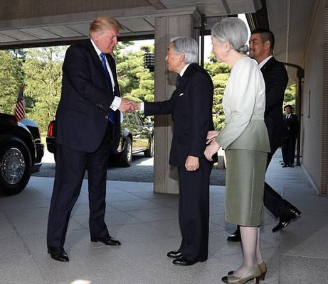 Động tác khác biệt của ông Obama và ông Trump khi gặp Nhật hoàng - 1