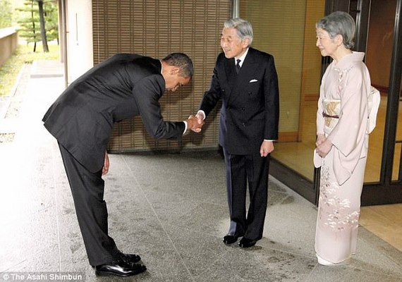 Động tác khác biệt của ông Obama và ông Trump khi gặp Nhật hoàng - 2